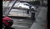 Danneggia diverse auto in sosta durante un raid notturno: denunciato