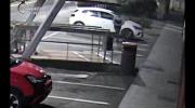 Danneggia diverse auto in sosta durante un raid notturno: denunciato