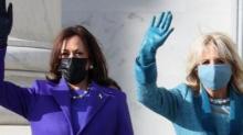 Kamala Harris (a sinistra in viola) e Jill Biden