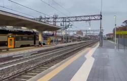 Vercelli: il passaggio del primo "treno rock" in stazione