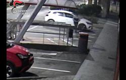 Danneggia diverse auto in sosta durante un raid notturno: denunciato
