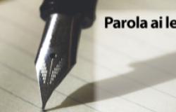 Le auto parcheggiate al posto delle piante abbattute