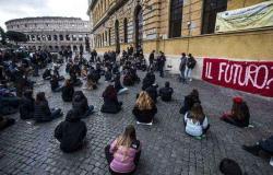 Sciopero scuola: studenti, docenti e genitori in piazza contro la dad