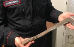 Tronzano: litiga con un cliente al bar e danneggia il locale