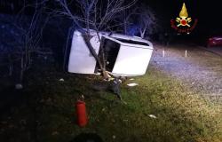Auto fuori strada: una persona lievemente ferita