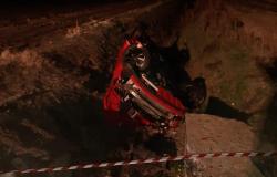 Si ribalta con l'auto in un fosso