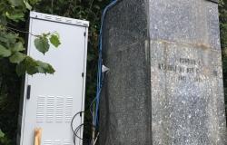 Cippo alla memoria dei partigiani trasformato in ripetitore
