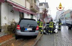 Perde il controllo del suv e centra due auto parcheggiate