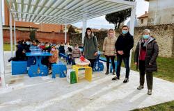 Alunni donano il cesto vinto alla comunità per minori 'Binario 9 e ¾'