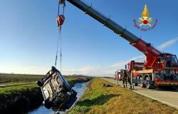 Auto finisce in un fosso sulla Vercelli-Olcenengo