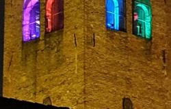 Torre civica con i colori di Arlecchino