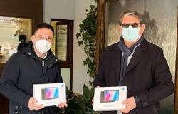 Il gestore della refezione scolastica dona due tablet alle scuole