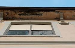 Caduta calcinacci, area transennata per evitare pericoli