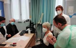 Asl: via alle vaccinazioni per over 80 e personale scolastico
