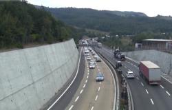 Abbandona la vettura in autostrada e vaga tra le corsie