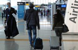Un certificato per tornare a viaggiare in estate: l'Ue apre al "pass verde"