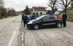 Rubano il portafoglio a una pensionata, ma i dipendenti del supermercato li bloccano
