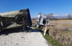 Rovasenda: si ribalta camion, strada chiusa