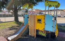 Castello 'poligioco' per l'asilo nido, altalena all'area San Bernardo