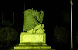 Endometriosi, luci gialle sul monumento ai Caduti