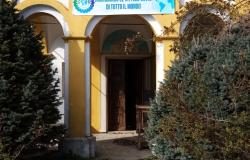 Uno striscione per ricordare le vittime del Covid di tutto il mondo