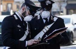 Bevono fuori dal bar oltre l'orario consentito: multa da 400 euro