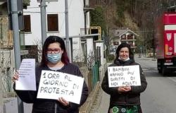 Due maestre in piazza contro la Dad: un'ora al giorno di protesta