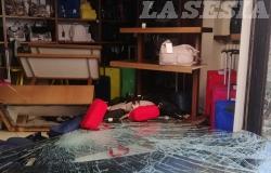 Vercelli: auto sfonda la vetrina della Pelletteria Sabatino