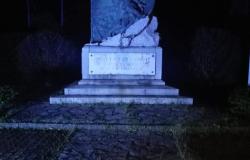 Luci blu sul monumento per la Giornata di consapevolezza sull'Autismo