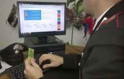 Sottrae la carta di credito alla collega e si compra un cellulare