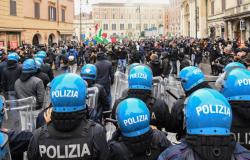 Bombe carta e scontri alla manifestazione a Roma contro le chiusure