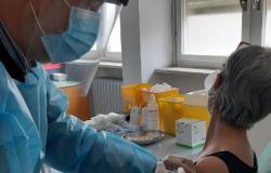 "Dal lunedì al giovedì dalle 17,30 alle 21 vacciniamo i nostri pazienti"