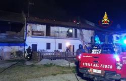 Crova: incendio a un tetto in via Sempione
