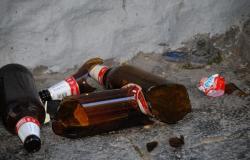 Assembramenti selvaggi e gente ubriaca che urina per strada