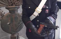 Vede la rapina, insegue due giovani e si fa riconsegnare la borsa