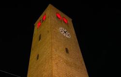 La torre civica si illumina di rosso