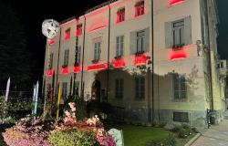 Municipio e fontane si tingono di rosso in onore della Cri