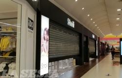 Galleria Carrefour: "I negozi sono sicuri, perchè non farci aprire?"