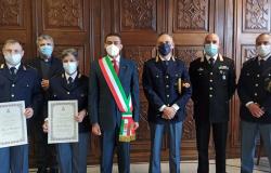 Salvano un uomo che rischiava di essere investito da un treno