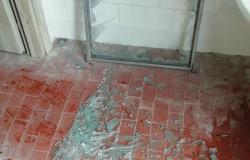 Stroppiana: vandali in azione nei bagni del cimitero