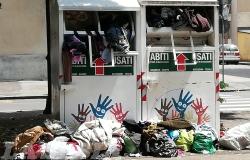 Viale Rimembranza: "Questi sono i cassonetti per la raccolta abiti"