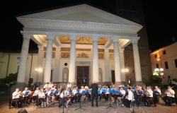 Bande, corpo dei pifferi e tamburi dell'Istituto Sancta Agatha in concerto