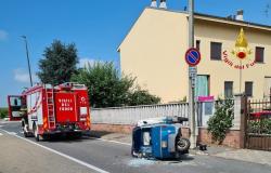 Via Colombo, si ribalta un motocarro: una persona ferita