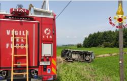 Oldenico: furgone si ribalta in un campo