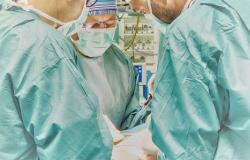 Viene fatta partorire mentre subisce un'operazione neurochirurgica