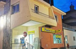 Ufficio postale, lunghe attese sotto il sole e disagi