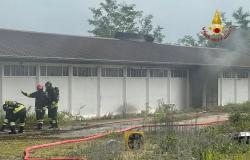 Trino: in fiamme un capannone