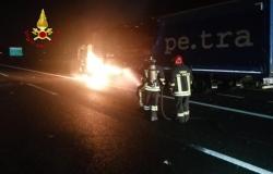Autoarticolato a fuoco sulla A4, trasportava ferro