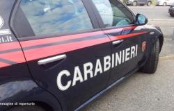 Fermata dai carabinieri, mostra una patente spagnola falsa
