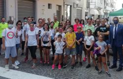 Passeggiata disperdendo semi di fiori che sbocceranno in primavera